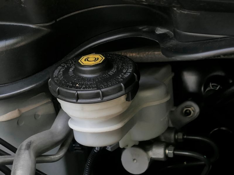 7 nguyên nhân vô lăng đánh lái nặng và cách xử lý dứt điểm 4 Kiểm tra dầu trợ lực lái và thay mới dầu đúng chuẩn