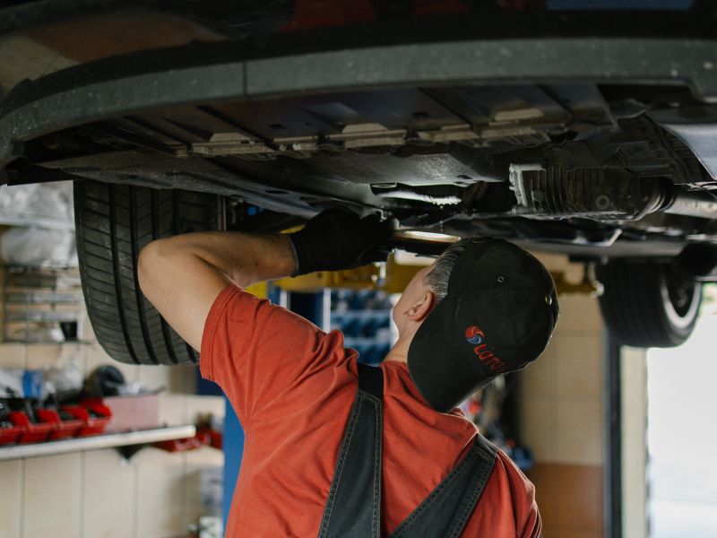 Kiểm tra gầm xe chẩn đoán tiếng kêu bất thường