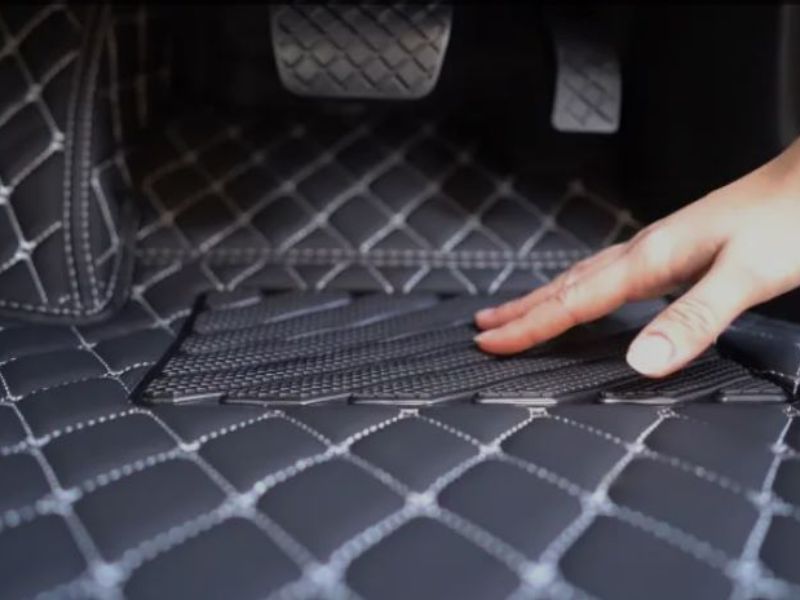 Nguyên nhân đạp côn nhưng không ngắt ly hợp & cách khắc phục 4 Kiểm tra thảm sàn khu vực bàn đạp côn