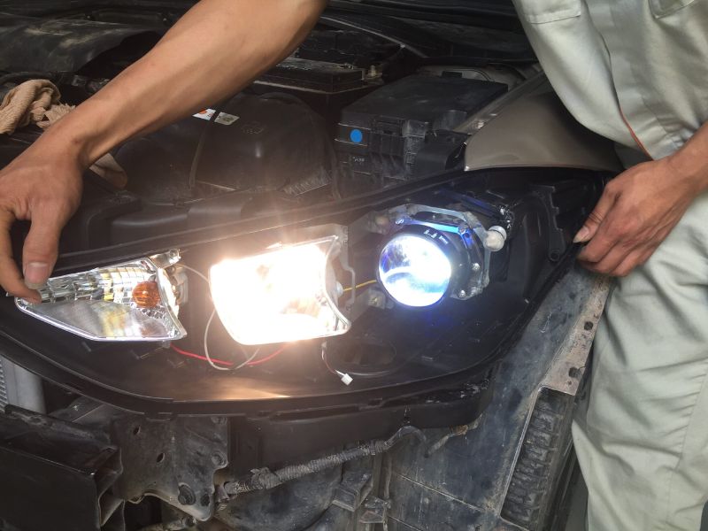 Đánh bóng đèn pha ô tô: Nguyên nhân mờ, quy trình và lưu ý 3 Kiểm tra tình trạng đèn trên xe ô tô