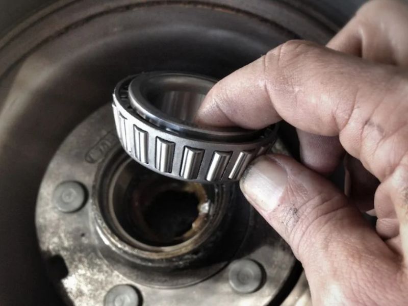 Kiểm tra trục láp và bạc đạn bánh xe