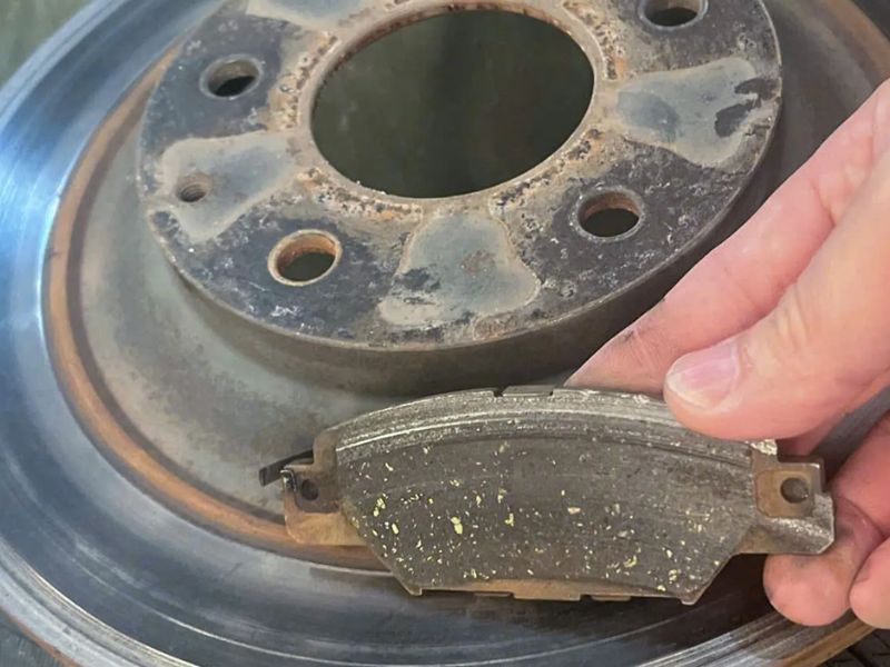 Má phanh có độ rơ lớn ở cụm phanh sau