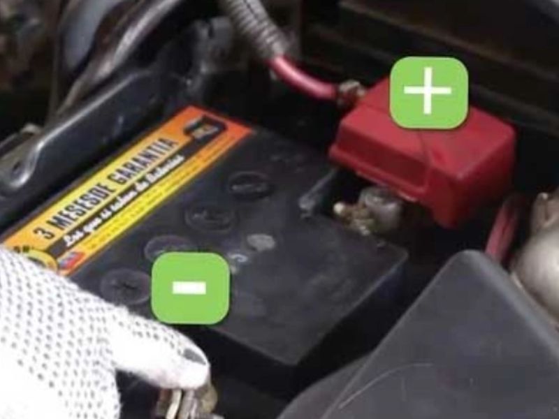 Ngắt cọc âm (-) ắc quy