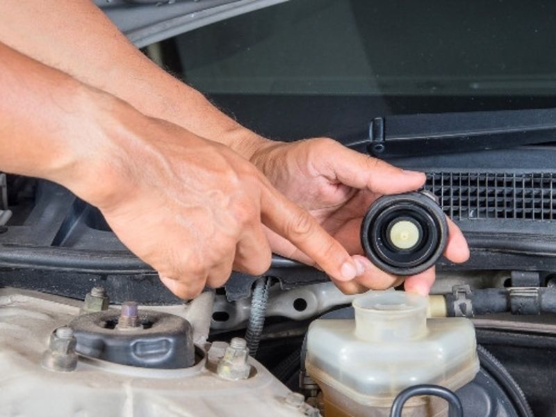 Nguyên nhân phổ biến là bình dầu trợ lực bị thiếu dầu