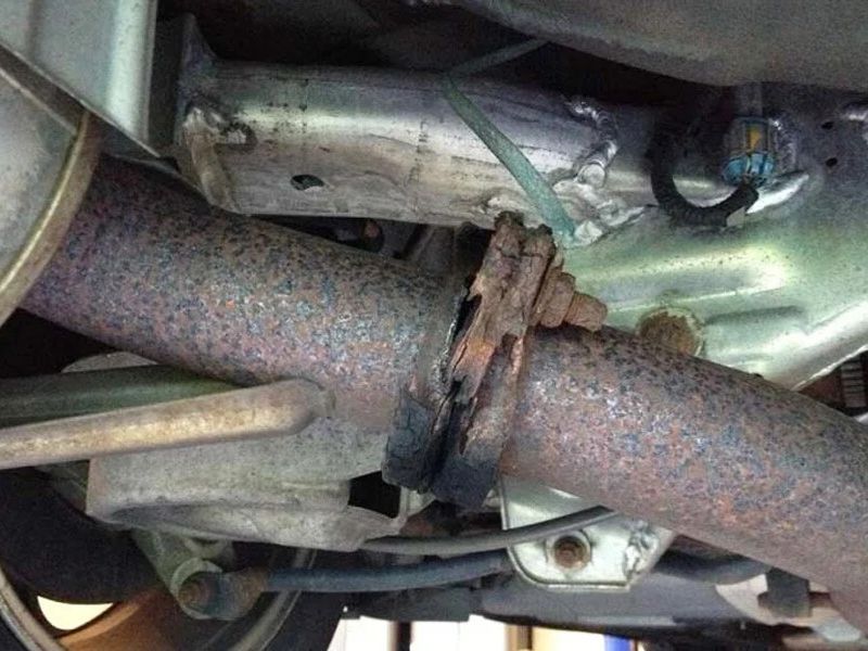 Ống xả ô tô bị nứt khiến khí xả thoát ra ngoài gây tiếng kêu