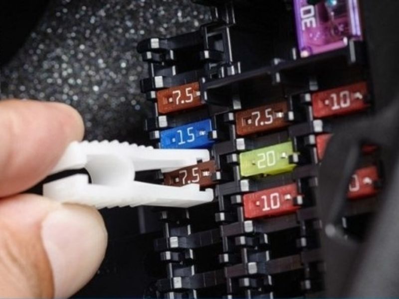 Nguyên nhân và cách xử lý đèn trong xe ô tô không tắt được 4 Rơ-le đèn bị kẹt (ít gặp nhưng nguy hiểm)