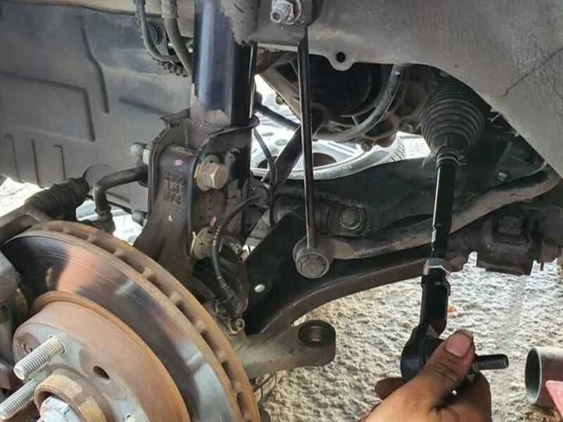 Rotuyn cân bằng bị rơ khiến gầm xe không giữ được độ ổn định tốt nhất