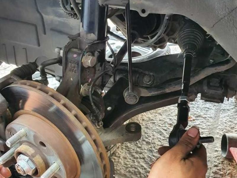 Rotuyn lái, rotuyn cân bằng hoặc cao su càng A bị lão hóa