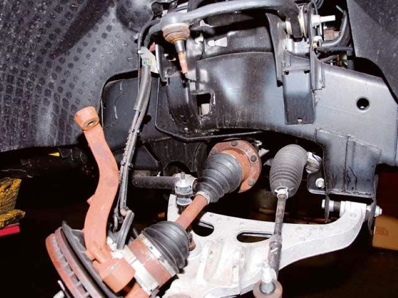 Rotuyn lái (trong hoặc ngoài) bị rơ bi