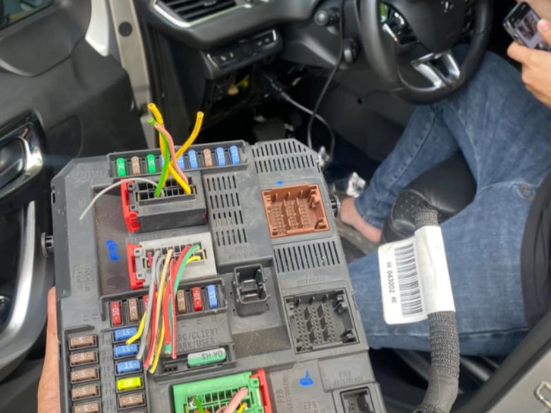 Sử dụng máy chuẩn đoán để đọc lỗi xác định lỗi khiến chìa hỏng do đâu