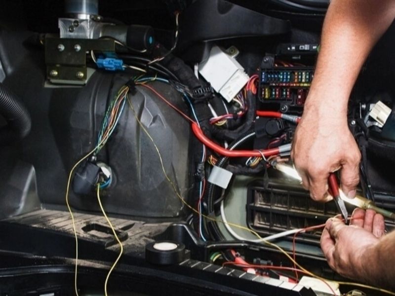 Đèn vào cua sáng liên tục do đâu? Cách xử lý triệt để 4 Tăng nguy cơ chập điện nếu lỗi từ dây hoặc module