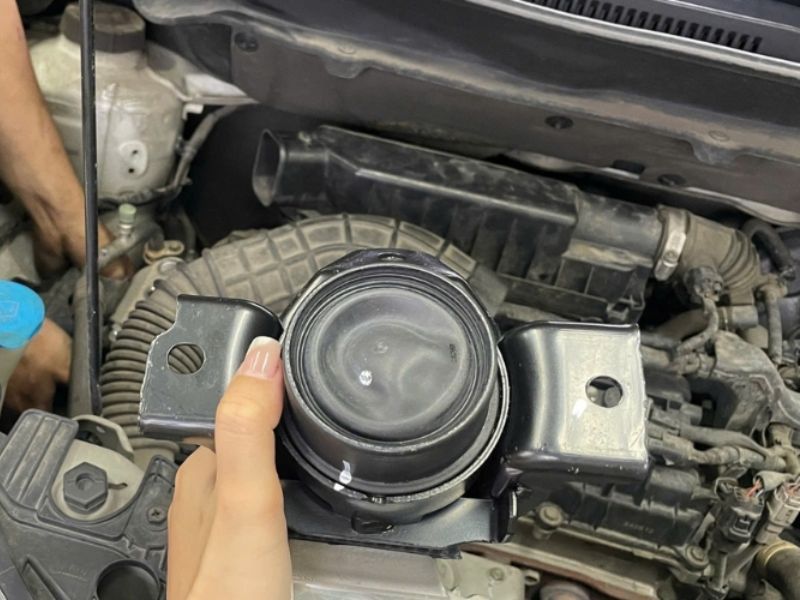 Thay chân máy mới để động cơ vận hành êm hơn