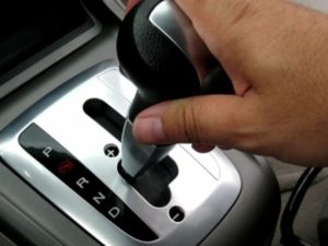 vào số lùi có tiếng kêu cạch