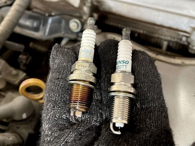 Dấu hiệu nhận biết nhớt xe bị vô nước, nguyên nhân và xử lý 5 Vệ sinh buồng đốt và bugi