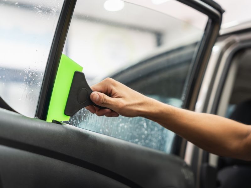 Vệ sinh kính và dưỡng lại nội thất sau khi hoàn tất