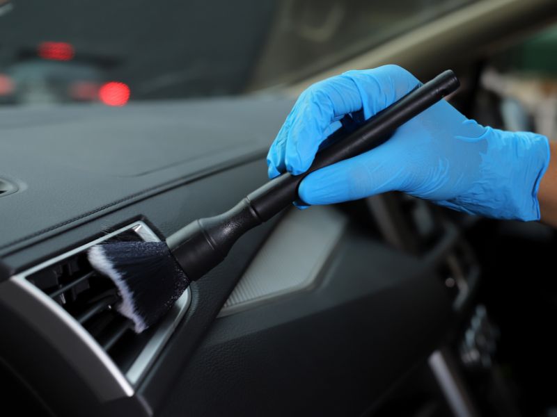 Vệ sinh nội thất định kỳ giúp không gian trong xe luôn sạch và dễ chịu