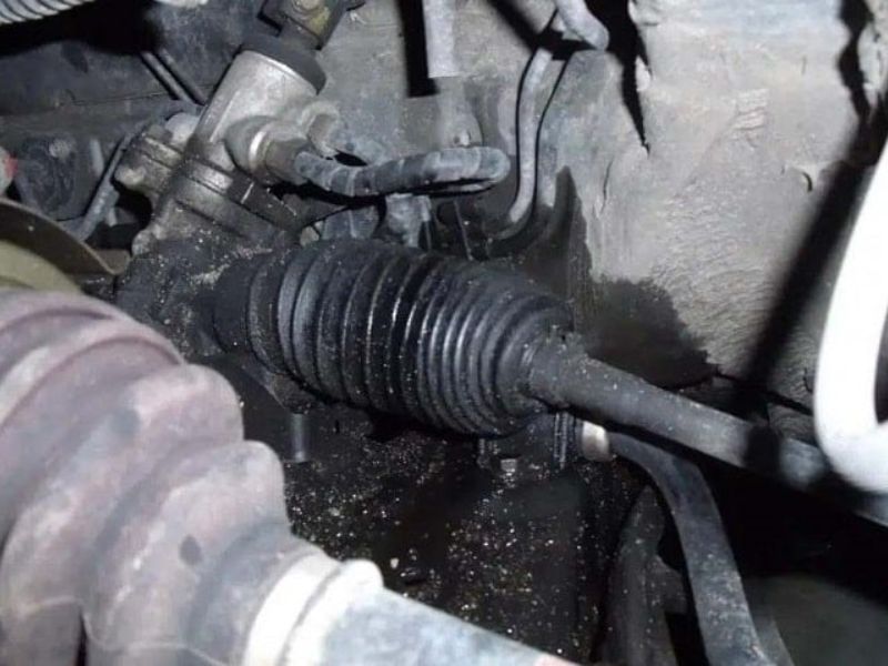 Vết mỡ loang lổ bám quanh vành trong bánh xe