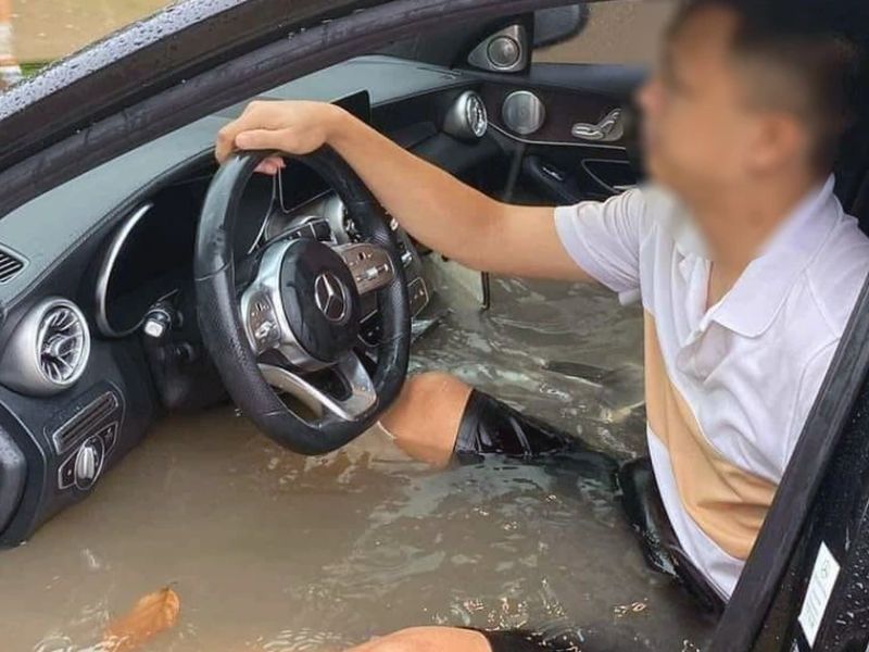 Xe bị ngập nước khiến hệ thống còi bị ngấm nước gây hỏng