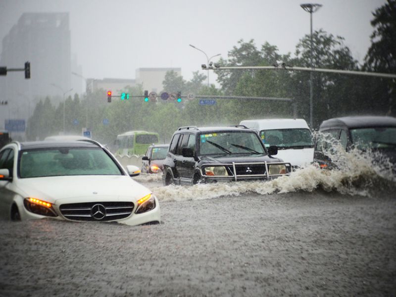 Dấu hiệu nhận biết nhớt xe bị vô nước, nguyên nhân và xử lý 3 Xe đi qua vùng ngập nước