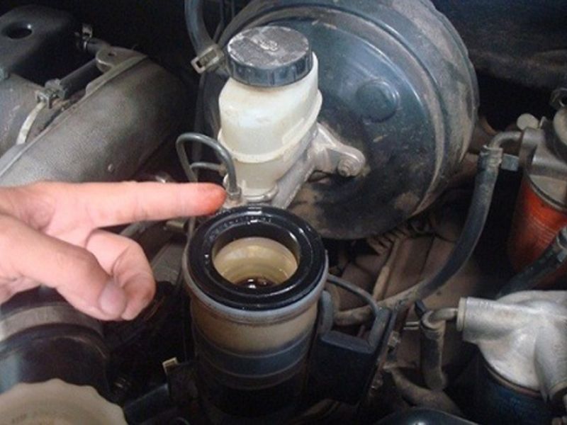 Nguyên nhân đạp côn nhưng không ngắt ly hợp & cách khắc phục 1 Xe dùng côn dầu gặp tình trạng thiếu dầu