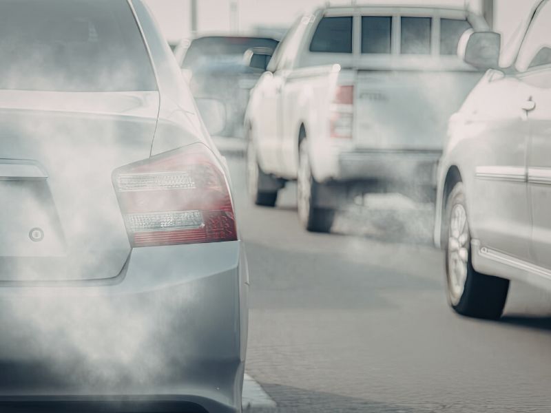 Chi phí đại tu máy ô tô năm 2026 & khi nào cần làm 3 Xe ra khói xanh nhiều khi tăng ga hoặc khi khởi động