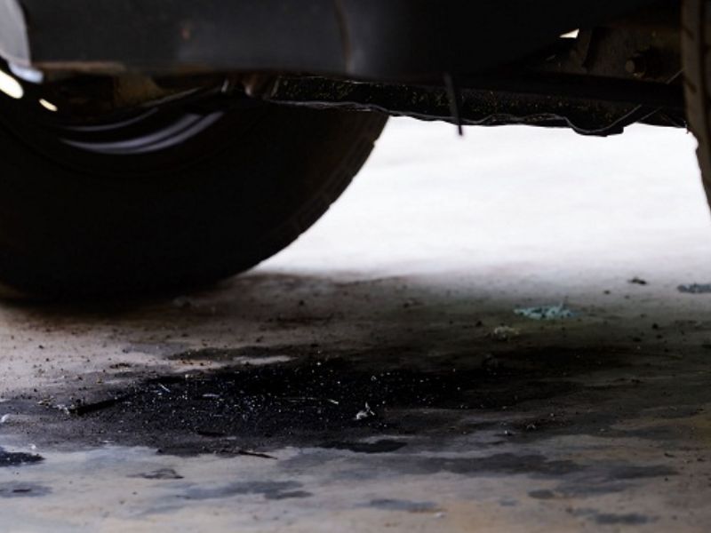 Đại tu hộp số ô tô: Dấu hiệu cần làm, chi phí & địa chỉ uy tín 1 Xe xuất hiện vết dầu loang dưới gầm