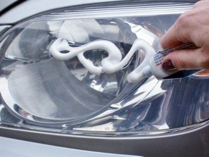 Đánh bóng đèn pha ô tô: Nguyên nhân mờ, quy trình và lưu ý 4 Xử lý bề mặt và loại bỏ lớp oxy hóa