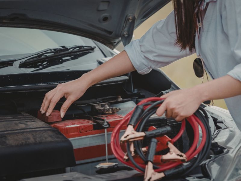 Nguyên nhân khiến ô tô đề dai, khó nổ và cách khắc phục dứt điểm 1 Ắc quy yếu sẽ ảnh hưởng đến thời gian khởi động xe