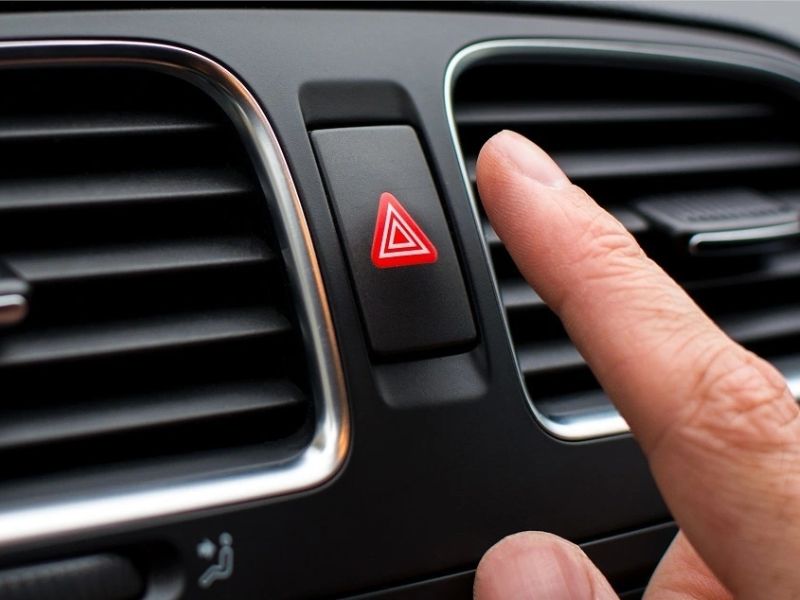 Bật đèn cảnh báo để báo hiệu cho phương tiện phía sau