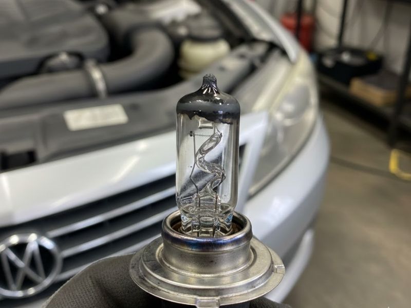 Đèn cos ô tô không sáng: Nguyên nhân, cách khắc phục & chi phí 1 Bóng đèn cos bị cháy