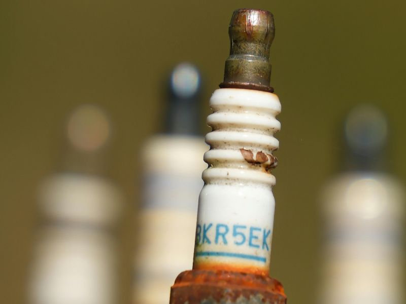 Nguyên nhân khiến ô tô đề dai, khó nổ và cách khắc phục dứt điểm 2 Bugi ô tô bị mòn