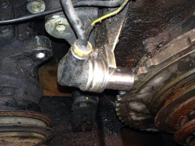 Nguyên nhân khiến ô tô đề dai, khó nổ và cách khắc phục dứt điểm 3 Cảm biến trục khuỷu gửi sai tín hiệu khiến xe khởi động lâu