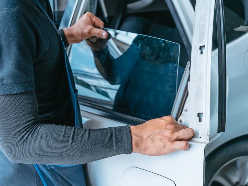 Căn chỉnh hoặc thay ray kính trên xe