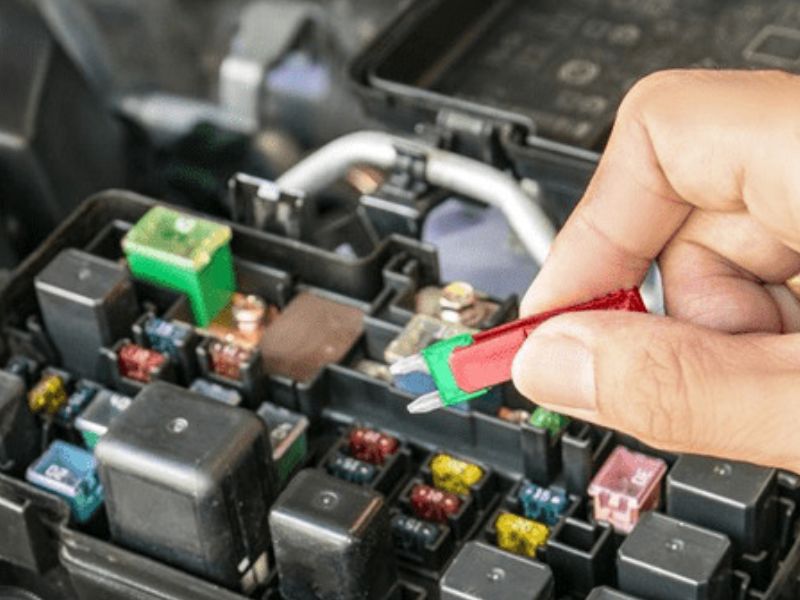 Nguyên nhân điện ô tô chập chờn, cách kiểm tra và xử lý 3 Cầu chì và rơ-le hỏng