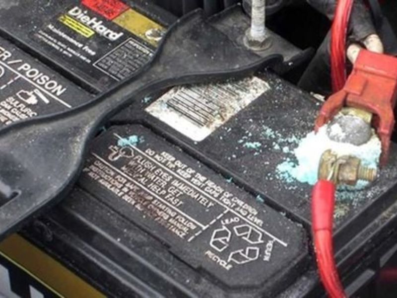 Nguyên nhân điện ô tô chập chờn, cách kiểm tra và xử lý 1 Cọc ắc quy lỏng hoặc ăn mòn