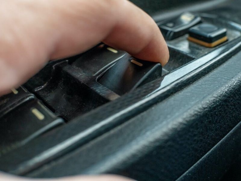 Công tắc lên xuống kính bị hỏng