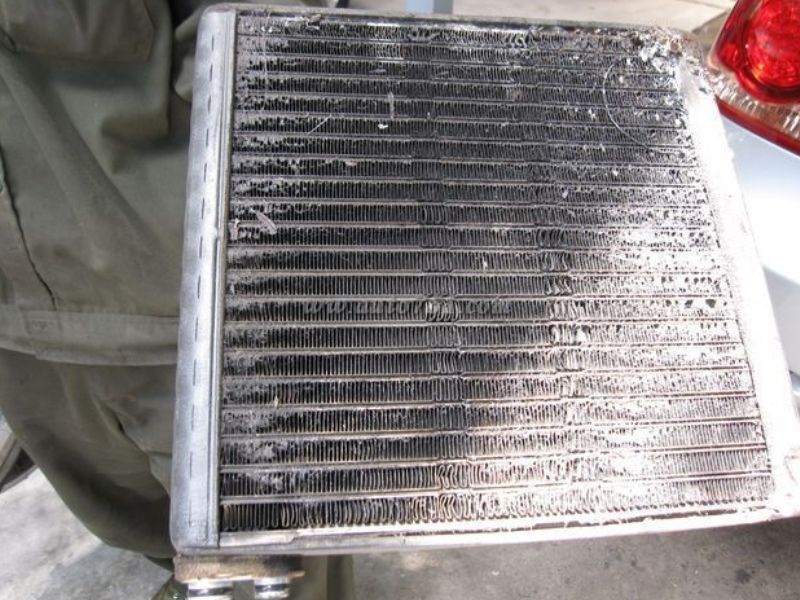 Dàn nóng để lâu không vệ sinh, đóng nhiều cặn bẩn