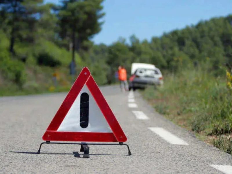 Dừng xe và đặt biển báo cho người đi đường