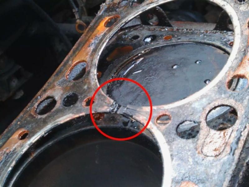 Gioăng làm kín bị hỏng hoặc lắp sai kỹ thuật