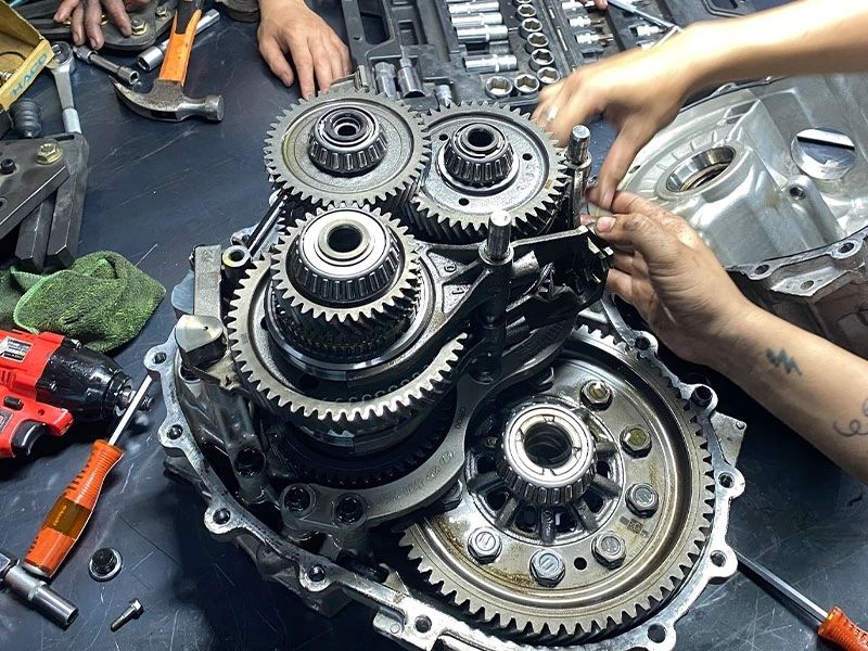 Đi 30-40 km có tiếng kêu: Nguyên nhân, dấu hiệu & cách kiểm tra 3 Hộp số hoặc dầu hộp số có vấn đề