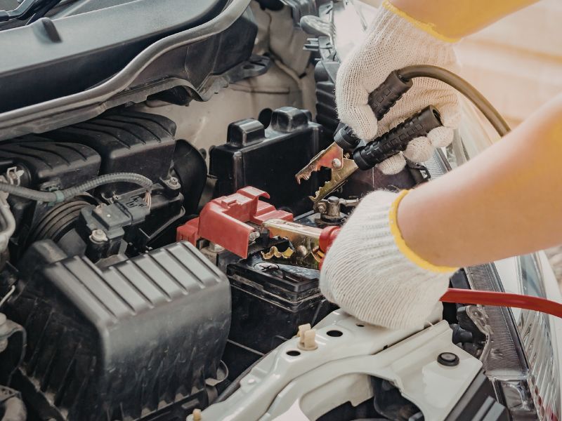 Nguyên nhân khiến ô tô đề dai, khó nổ và cách khắc phục dứt điểm 4 Kích điện ắc quy để bổ sung điện cho xe nổ máy