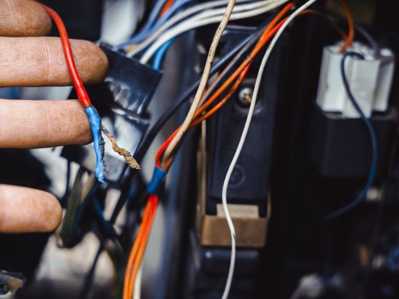 Kiểm tra dây điện trên xe