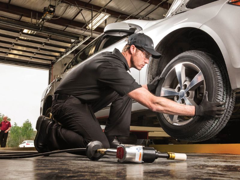 Đi 30-40 km có tiếng kêu: Nguyên nhân, dấu hiệu & cách kiểm tra 4 Kiểm tra lốp và bánh xe