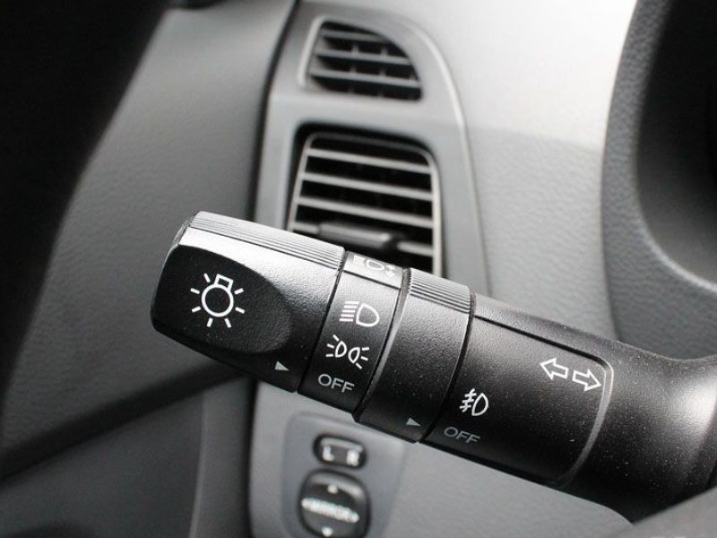 Kiểm tra nút điều chỉnh độ sáng trên ô tô