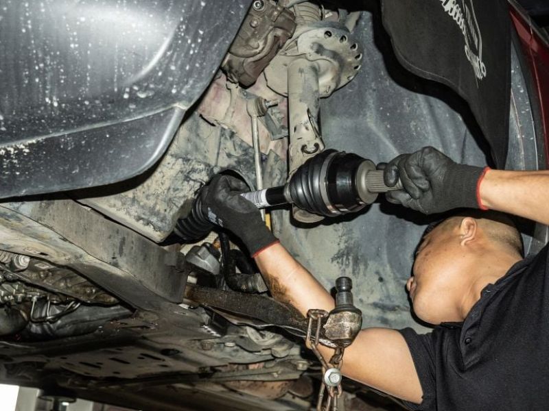 Đi 30-40 km có tiếng kêu: Nguyên nhân, dấu hiệu & cách kiểm tra 5 Kiểm tra trục láp và khớp nối