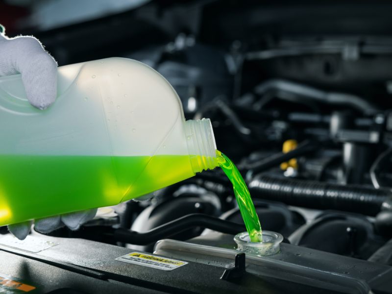 Kiểm tra và châm thêm nước làm mát cho xe