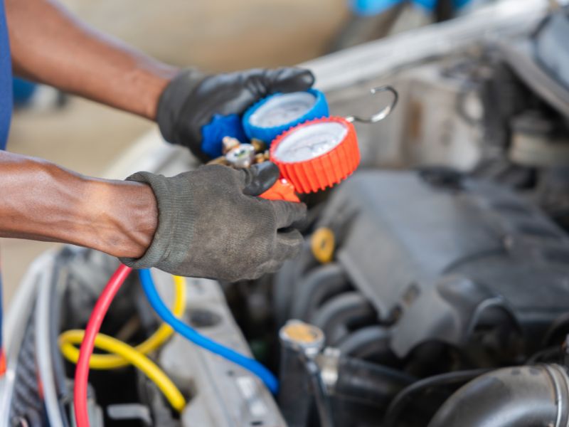 Nguyên nhân máy lạnh xe hơi thổi ra hơi nóng & cách xử lý triệt để 1 Kiểm tra và nạp thêm gas lạnh khi xe bị rò rỉ gas