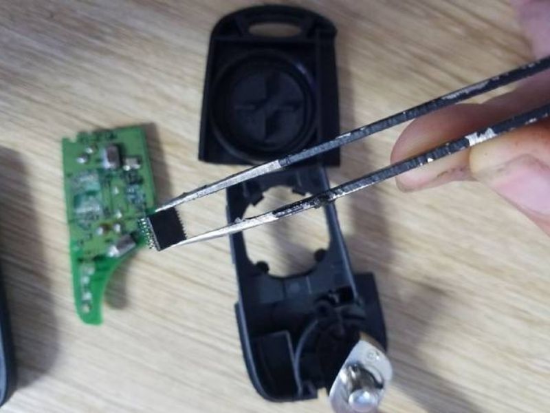 Chìa khóa ô tô bị ngâm nước: Cách xử lý và chi phí sửa mới nhất 3 Làm khô bo mạch chìa khoá ô tô đúng cách