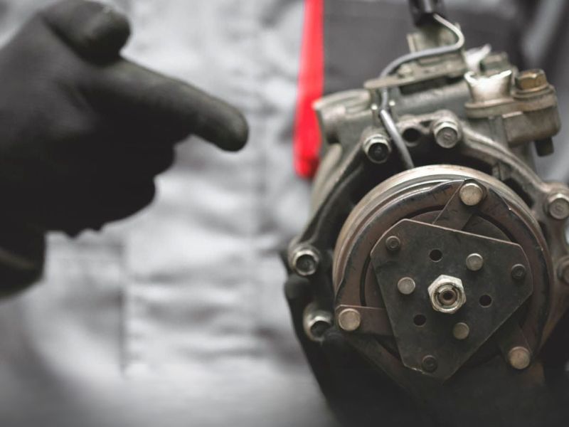 Nguyên nhân máy lạnh xe hơi thổi ra hơi nóng & cách xử lý triệt để 4 Lốc lạnh bị kẹt nên kiểm tra sớm để tránh làm hỏng điều hòa hoàn toàn