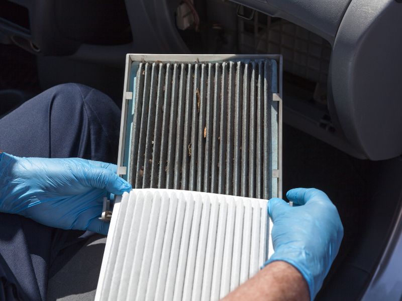 Nguyên nhân máy lạnh xe hơi thổi ra hơi nóng & cách xử lý triệt để 6 Nên thay lọc gió sau 10.000 – 15.000 km để đảm bảo hoạt động làm mát